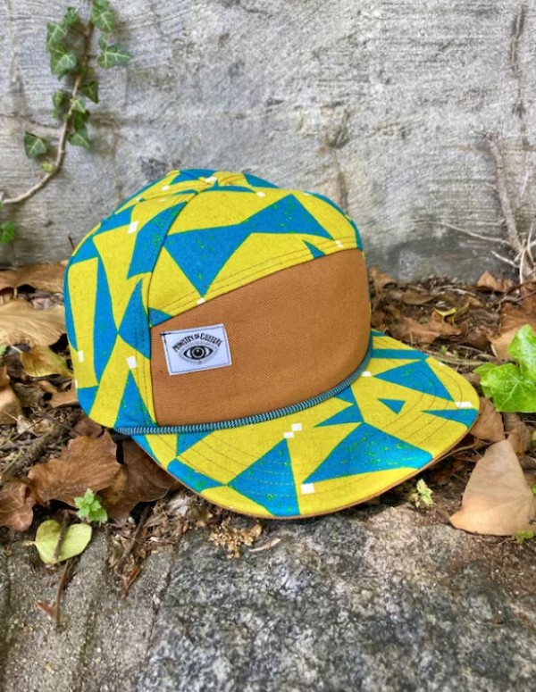 Topi Baseball dengan Print Geometris